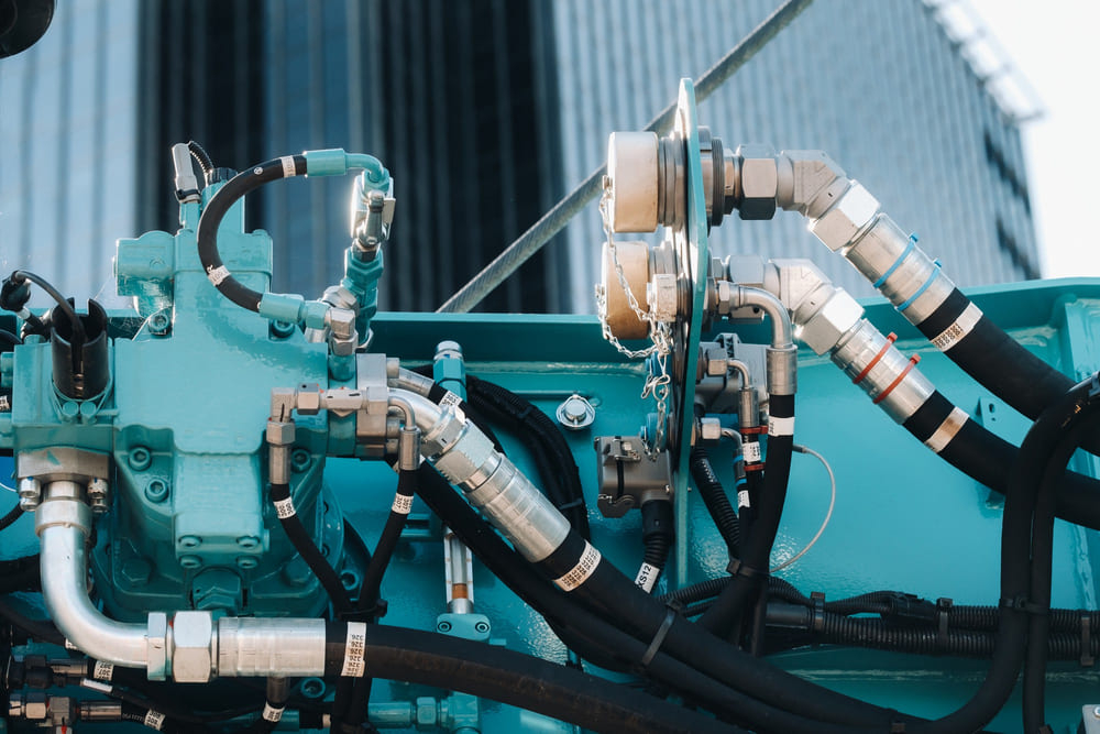 Hydrauliikka- ja pneumatiikkaputkituksia teollisuuskohteessa